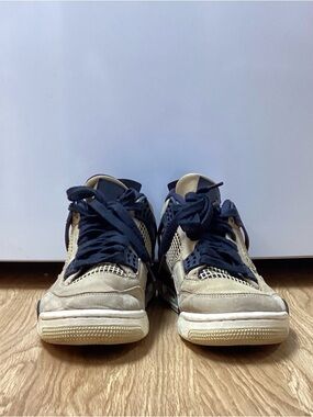 Women’s 8.5 Air Jordan 4 Retro in ‘Mushroom’